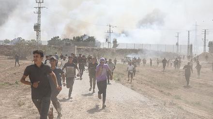 Zivilisten fliehen am Sonnabend in Gaza vor den Kämpfen zwischen Hamas und israelischer Armee.