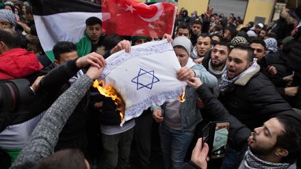 Bilder, die es schon 2017 in Berlin gab. Pro-Palästinensische Demonstranten verbrennen eine selbstgemalte Israel-Fahne. 