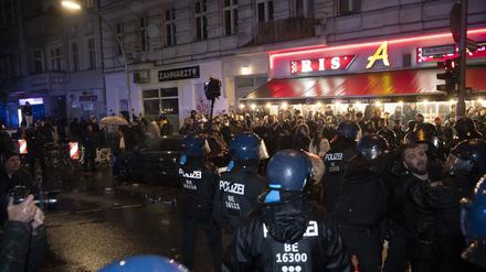 Demonstranten und Einsatzkräfte der Polizei bei einer pro-palästinensischen Demo in Neukölln. 