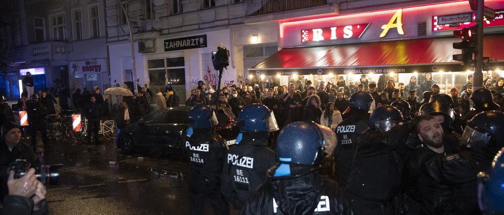 Demonstranten und Einsatzkräfte der Polizei bei einer pro-palästinensischen Demo in Neukölln. 