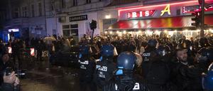 Demonstranten und Einsatzkräfte der Polizei bei einer pro-palästinensischen Demo in Neukölln. 