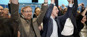 Andreas Winhart (l), parlamentarischer Geschäftsführer der AfD, Spitzenkandidat Martin Böhm und Katrin Ebner-Steiner (r, verdeckt) feiern bei der Wahlparty der AfD.