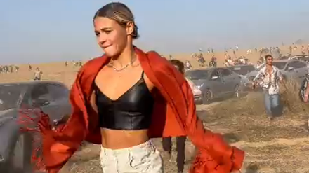 Eine junge Frau rennt bei einem Festival in Israel um ihr Leben.