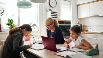 Homeoffice und Homeschooling fallen in der Pandemie oft zusammen.
