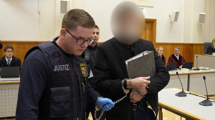 Justizbeamte führen den Angeklagten in den Gerichtssaal des Oberlandesgerichts (Archivbild vom Novemebr 2022).