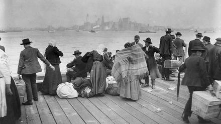 Zur ARTE-Sendung
Die USA und der Holocaust (1/6)
Das Tor zur Freiheit 1
Jüdische Flüchtlinge warten auf die Überfahrt nach Amerika.
© Library of Congress
Foto: ARTE F
Honorarfreie Verwendung nur im Zusammenhang mit genannter Sendung und bei folgender Nennung "Bild: Sendeanstalt/Copyright". Andere Verwendungen nur nach vorheriger Absprache: ARTE-Bildredaktion, Silke Wölk Tel.: +33 3 90 14 22 25, E-Mail: bildredaktion@arte.tv Jüdische Geflüchtete warten auf die Überfahrt