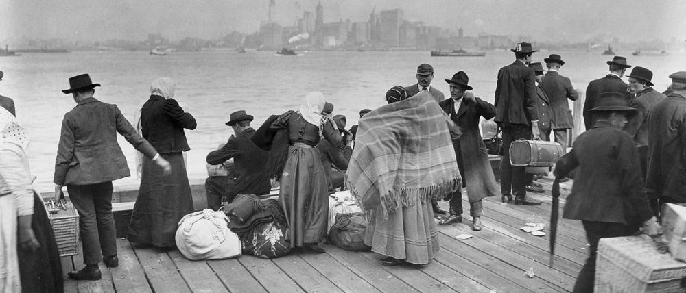 Zur ARTE-Sendung
Die USA und der Holocaust (1/6)
Das Tor zur Freiheit 1
Jüdische Flüchtlinge warten auf die Überfahrt nach Amerika.
© Library of Congress
Foto: ARTE F
Honorarfreie Verwendung nur im Zusammenhang mit genannter Sendung und bei folgender Nennung "Bild: Sendeanstalt/Copyright". Andere Verwendungen nur nach vorheriger Absprache: ARTE-Bildredaktion, Silke Wölk Tel.: +33 3 90 14 22 25, E-Mail: bildredaktion@arte.tv Jüdische Geflüchtete warten auf die Überfahrt