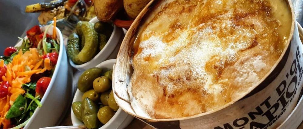 Nach einer halben Stunde im Ofen: Mont d’Or, aufgetischt.