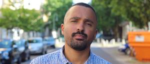 Journalist Malcolm Ohanwe. Er arbeitet für den „Bayerischen Rundfunk“. Ohanwe hat nigerianisch-palästinensische Wurzeln und betreibt den Podcast „Kanackische Welle“. 