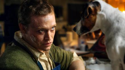 Der „Dogman“ Doug (Caleb Landry-Jones) ist von den Menschen enttäuscht und umgibt sich stattdessen mit seinen neuen, vierbeinigen Freunden.