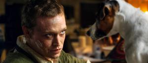 Der „Dogman“ Doug (Caleb Landry-Jones) ist von den Menschen enttäuscht und umgibt sich stattdessen mit seinen neuen, vierbeinigen Freunden.