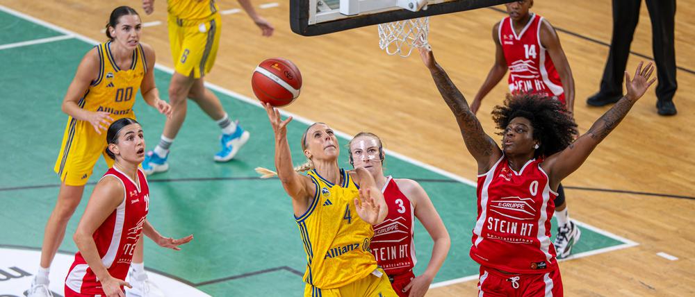 Marie Bertholdt (Mitte, hier beim Sieg gegen Herne) war Albas erfolgreichste Werferin.