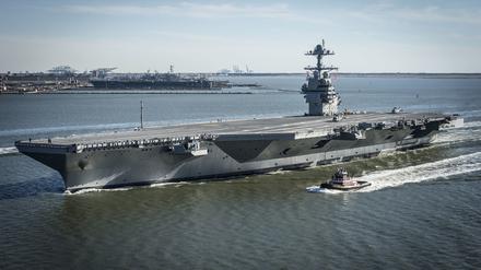 Der US-Flugzeugträger USS Gerald R. Ford verlässt am 08.04.2017 den Hafen von Newport News, USA, für Probefahrten.