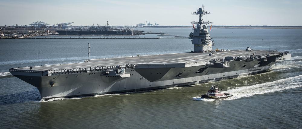 Der US-Flugzeugträger USS Gerald R. Ford verlässt am 08.04.2017 den Hafen von Newport News, USA, für Probefahrten.