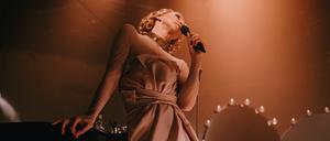 Am Flügel der großen Gefühle. Marlene Dietrich, gespielt von Sven Ratzke.