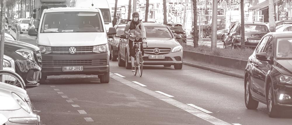 Kein Platz mehr für Fahrradfahrer. Blockierte Fahrradspuren führen immer wieder zu Unfällen.