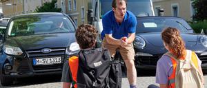 Paketfahrer Lew (Nicolas Garin) fleht die Protestierenden an.