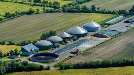 Eine Biogasanlage mit Reaktor und Güllesilo in Deutschland.