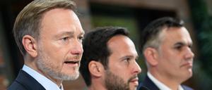 09.10.2023, Berlin: Christian Lindner äußert sich zusammen mit den beiden FDP-Spitzenkandidaten Martin Hagen (Bayern) und Stefan Naas (Hessen).