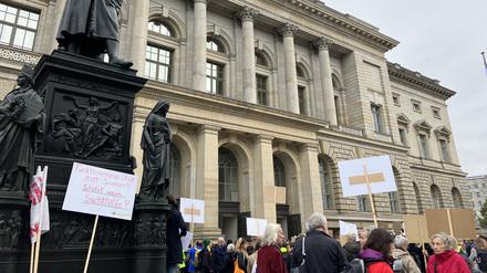 Vor dem Abgeordnetenhaus demonstrieren mehrere Initiativen gegen die Kürzungen. 