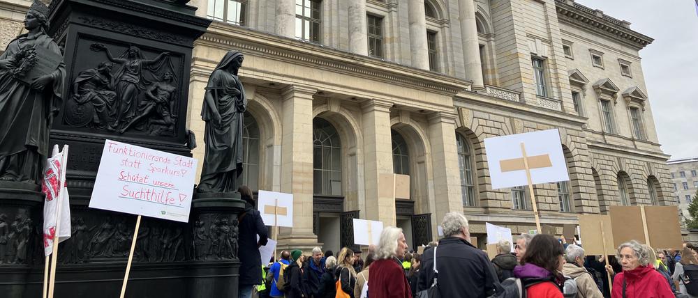 Vor dem Abgeordnetenhaus demonstrieren mehrere Initiativen gegen die Kürzungen. 