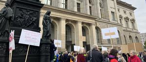 Vor dem Abgeordnetenhaus demonstrieren mehrere Initiativen gegen die Kürzungen. 
