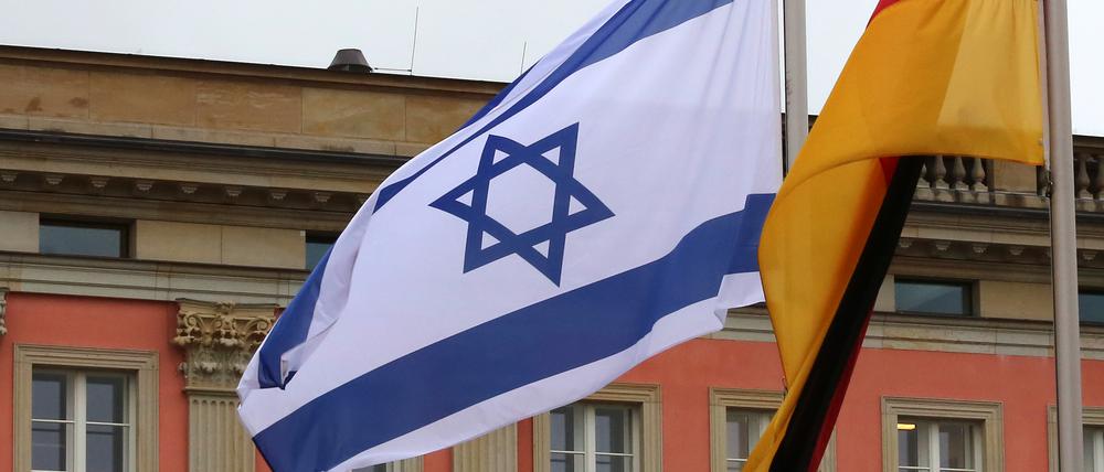 Israelische Fahne im Innenhof des Brandenburgischen Landtages in Potsdam.