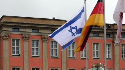 Israeische Fahne im Innenhof des Brandenburgischen Landtages in Potsdam