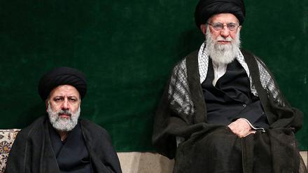 Irans Führung mit dem Obersten Religionsführer Chamenei und Präsident Raisi an der Spitze hetzen immer wieder gegen Israel.