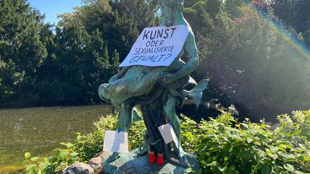 „Ein seltener Fang“, Skulptur von Ernst Gustav Herter, 1896, am Fuße des Wasserfalls im Viktoriapark nach einer Umgestaltungs-Aktion.