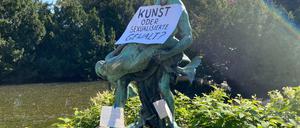 „Ein seltener Fang“, Skulptur von Ernst Gustav Herter, 1896, am Fuße des Wasserfalls im Viktoriapark nach einer Umgestaltungs-Aktion.