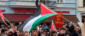 Bei der Revolutionären Demonstration am 1. Mai. in Berlin-Neukölln wurde für und / oder gegen alle möglichen Themen demonstriert.