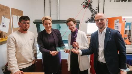 Student Tomas Perez, Wirtschaftssenatorin Franziska Giffey (SPD), Hochschule-Vizepräsidentin Stefanie Molthagen-Schnöring und IHK-Präsident Sebastian Stietzel (v.l.n.r.) in der Maker-Werkstatt der HTW.