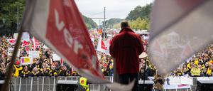 Thomas Held, Gesamtbetriebsratsvorsitzender der Post, spricht während einer Verdi-Großkundgebung zur Novelle des Postgesetzes. Beschäftigte der Deutschen Post aus ganz Deutschland demonstrieren laut der Gewerkschaft vor dem Brandenburger Tor. 