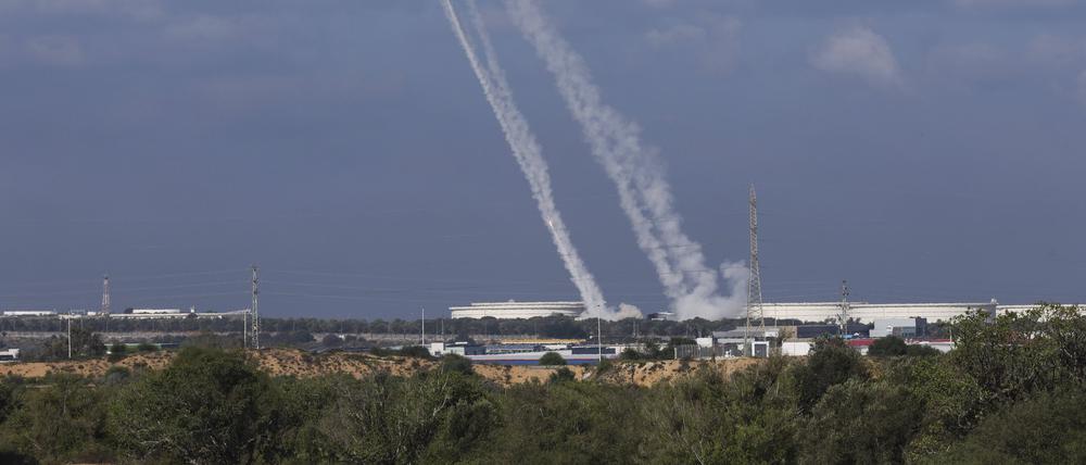 Israels Abwehrsystem „Iron Dome“ feuert Raketen ab, um Raketen der Hamas abzufangen.