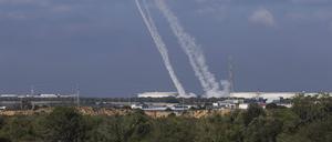 Israels Abwehrsystem „Iron Dome“ feuert Raketen ab, um Raketen der Hamas abzufangen.