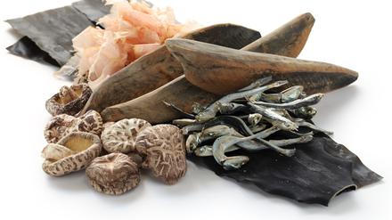 Asiatische Umami-Träger. Beste Beispiele sind Flocken vom getrockneten Bonito, Shiitake-Pilze und Sardinen, die zur Herstellung von Fischsauce verwendet werden.