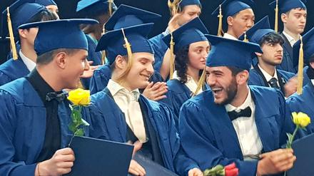 Oh Happy Day. Mustafa Mahmoud (r.) bei der Graduation-Feier in der BBIS Berlin Brandenburg International School.
