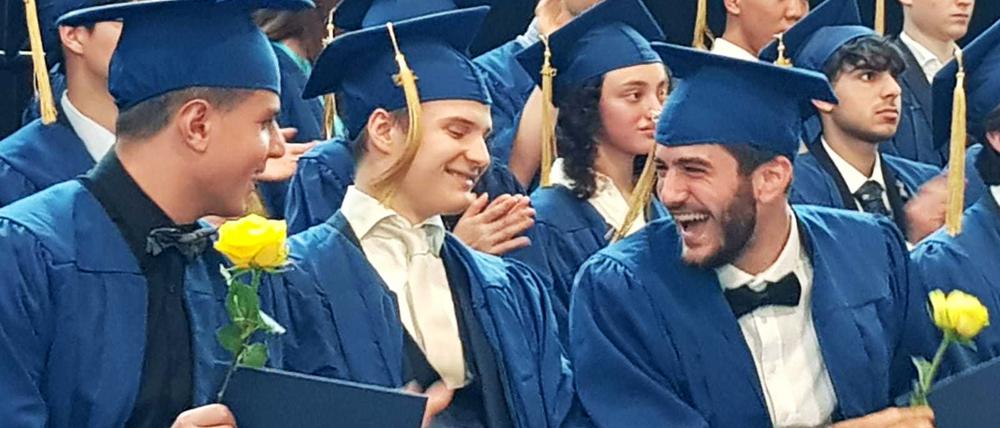 Oh Happy Day. Mustafa Mahmoud (r.) bei der Graduation-Feier in der BBIS Berlin Brandenburg International School.