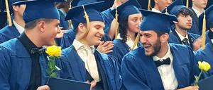 Oh Happy Day. Mustafa Mahmoud (r.) bei der Graduation-Feier in der BBIS Berlin Brandenburg International School.