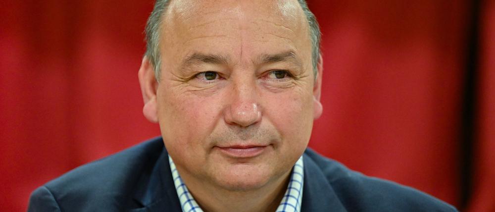 05.10.2023, Brandenburg, Teupitz: Sven Herzberger (parteilos) ist einer von drei Bewerbern zur Landratswahl im brandenburgischen Landkreis Dahme-Spreewald, aufgenommen am Donnerstagabend bei einer Gesprächsrunde in der Grundschule von Teupitz. Die Landratswahl in Dahme-Spreewald am kommenden Sonntag (08.10.2023) rückt immer mehr in den Fokus. Ein letztes Mal stellten sich die zwei Kandidaten und eine Kandidatin in einer Gesprächsrunde der Öffentlichkeit vor. In Teupitz ging es um die Themen Mobilität und Nachhaltigkeit. Die beiden anderen Bewerber um das Amt sind Steffen Kotré (AfD) und Susanne Rieckhof (SPD). Foto: Patrick Pleul/dpa +++ dpa-Bildfunk +++