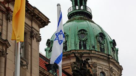 Israelische Fahne am Rathaus Potsdam