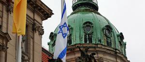 Israelische Fahne am Rathaus Potsdam