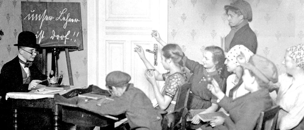 Um 1920 besuchten nur rund zehn Prozent der Schüler weiterführende Schulen besucht. Der Bildungsbericht von 2022 hingegen zeigt, dass 83 Prozent der Schüler Gymnasien oder Gesamtschulen besuchen.