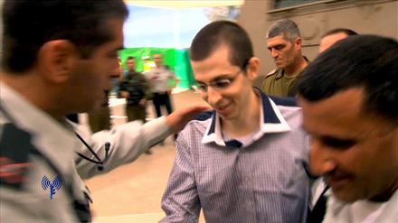 Der Videograb eines FIlm der israelischen Armee zeigt Gilad Schalit am Dienstag (18.102011) nach seiner Freilassung.