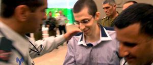 Der Videograb eines FIlm der israelischen Armee zeigt Gilad Schalit am Dienstag (18.102011) nach seiner Freilassung. 