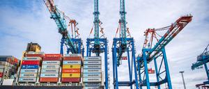 Ein Schiff liegt im Containerhafen Bremerhaven.