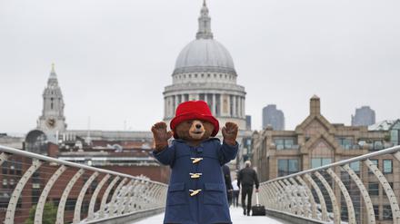 Paddington und die St.-Pauls-Kathedrale – gleich zwei britische Symbole auf einem Bild. 