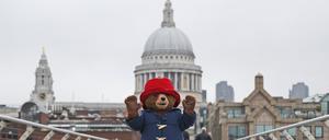 Paddington und die St.-Pauls-Kathedrale – gleich zwei britische Symbole auf einem Bild. 