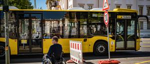 Rollstuhlfahrer haben es mitunter im Straßenverkehr schwer. 